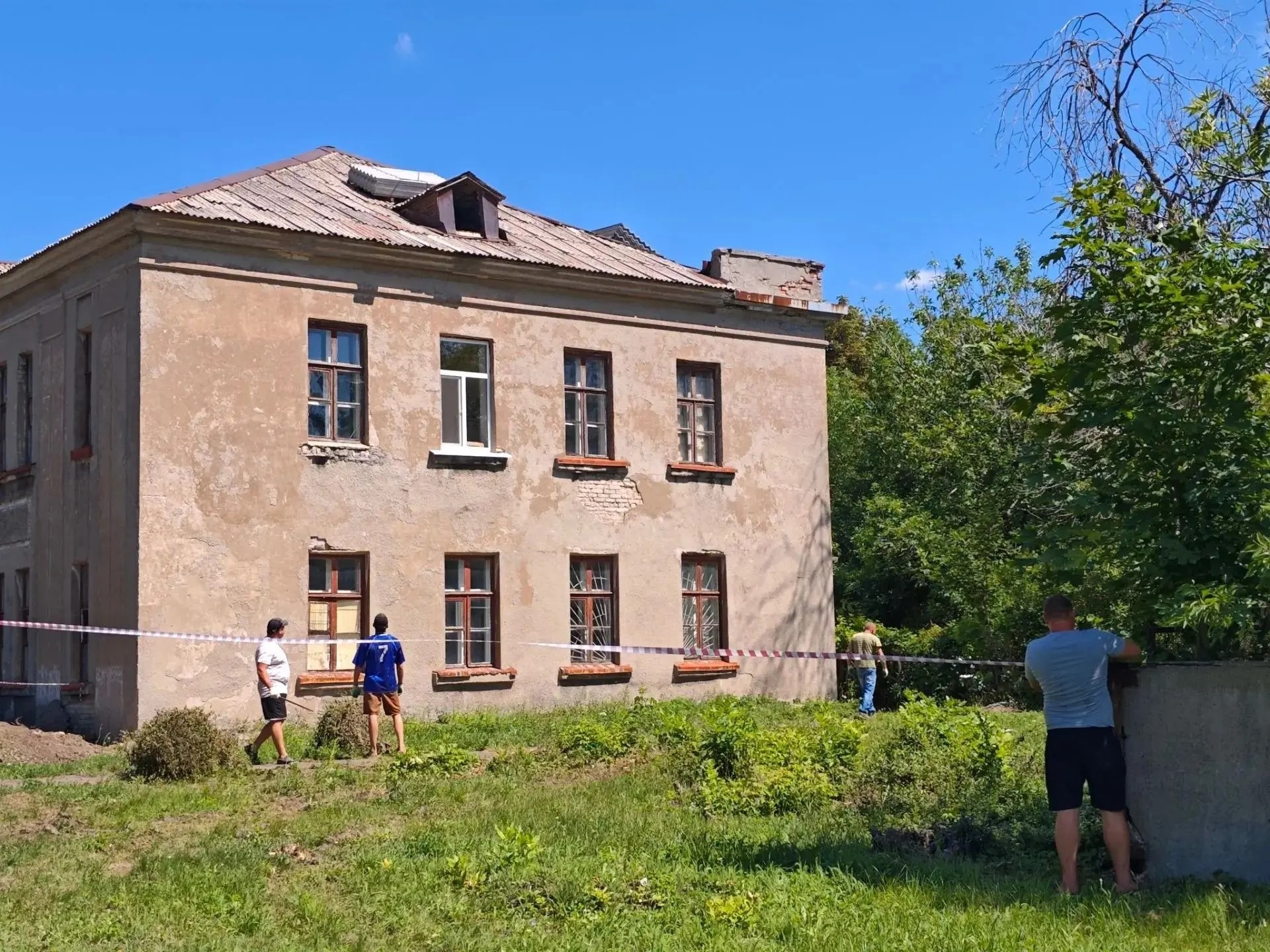 В Детской школе искусств города Петровское начаты работы по замене кровли.