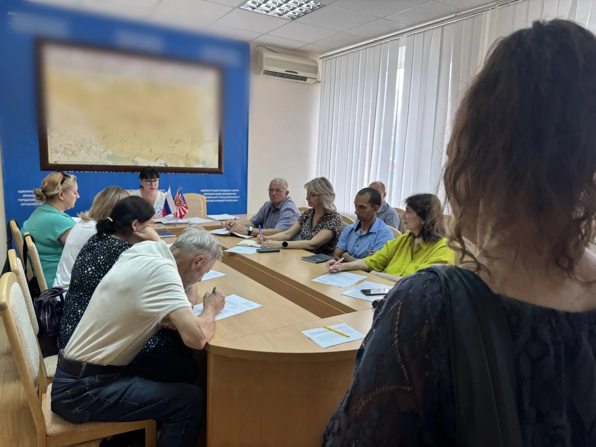 В Администрации Краснолучского городского округа состоялось очередное заседание комиссии по делам несовершеннолетних и защите их прав.